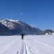 Etwas skeptisch und deshalb besonders schnell eilen wir über den zugefrorenen Haldensee. Das Neunerköpfle winkt im Hintergrund. Haldensee mit Neunerköpfle