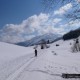 Mittagszeit. Die Sonne hat den Schnee ordentlich erwärmt. Dem Steigwachs fehlt nun seine Steigewirkung. Also immer schön schieben und von Mikroschuppenski träumen. Wachsski in der Mittagszeit