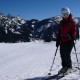 Während der Bär sein Splitboard im Nu vom Touring- in den Downhill-Modus modifiziert hat, braucht die Astronautin eine längere Umbauphase, bis alle Riemchen gezurrt und festgeschnürt sind. Na, da fällt dem Bären gleich mal ein Mühlstein vom Herzen: einen weit abgeschlagenen, fluchenden Splitboarder - das wird es bei zukünftigen gemeinsamen Touren ganz sicher nie geben. Abfahrt Krinnenalpe