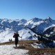 Die letzten Meter heißt es die Skier tragen. Blick auf die Vilsalpseeberge mit dem markanten Geißhorn im rechten Bildteil. Vilsalpseeberge