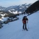 Nordaufstieg = Schatten = Harsch. Ob beschränkter Möglichkeit des Kanteneinsatzes freut sich der Bär über den sicheren Gang, den ihn seine Harscheisen unter den breiten Latten ermöglichen. Pontenkar