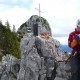 Belohnung: Gipfelbuch (ausgelegt von Falk Heinicke – wo man dem überall begegnet… D‘Saggsn sinn überall.) Im Hintergrund der Buchstein mit der Tegernseer Hütte. Gipfel Roßsteinnadel